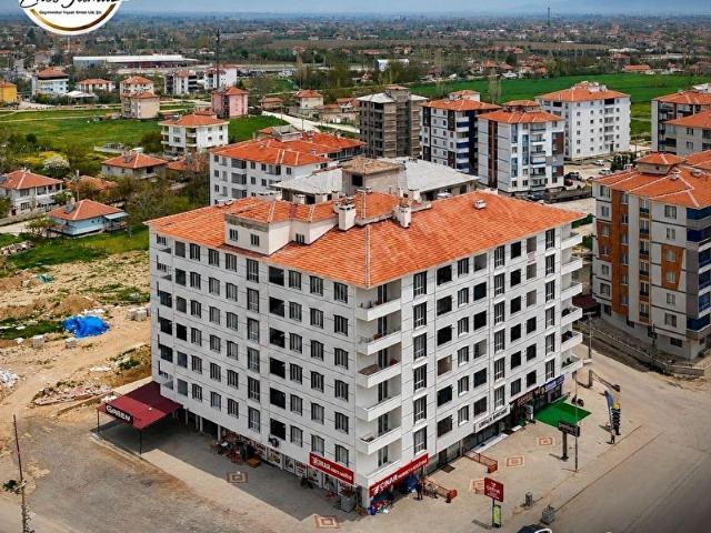 CUMHURİYET MAHALLESİ KAPALI PAZAR İLERİSİNDE SATILIK CADDE ÜZERİ 3+1 SIFIR DAİRE