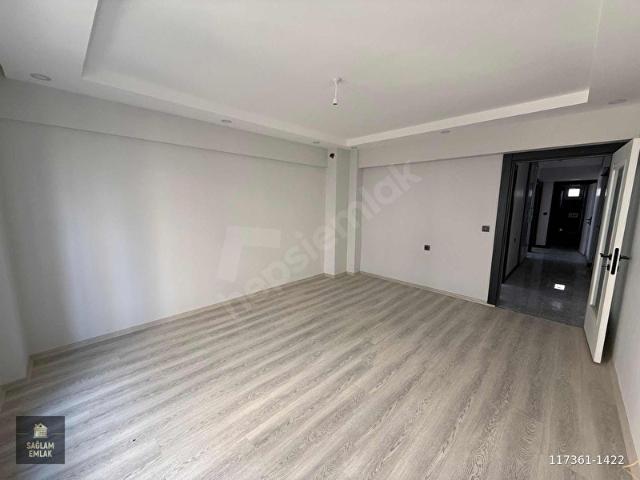 CUMHURİYET MAHALLESİNDE HARİKA KONUMDA ARAKAT 2+1 DAİRE