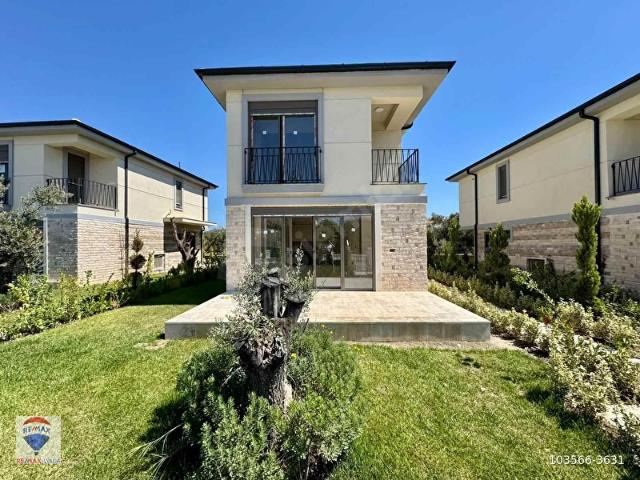 CUMHURİYET MAHALLESİNDE 3+1 SIFIR BAHÇELİ VİLLA