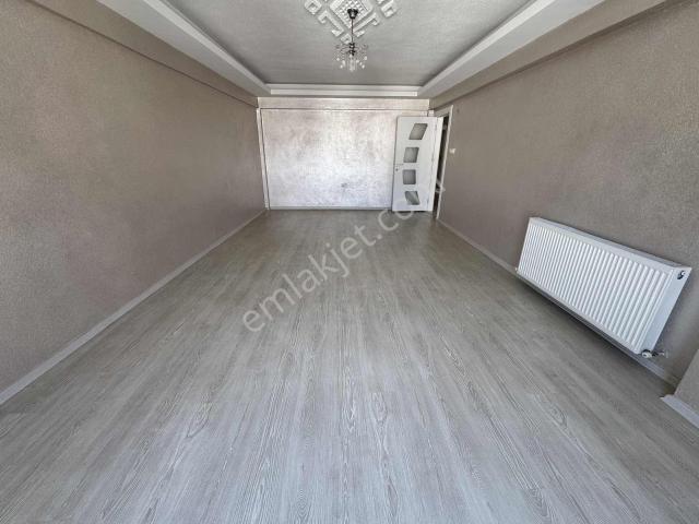 Cumhuriyet Mahallesi Cadde Üzeri 3 + 1 Çift Cephe Daire