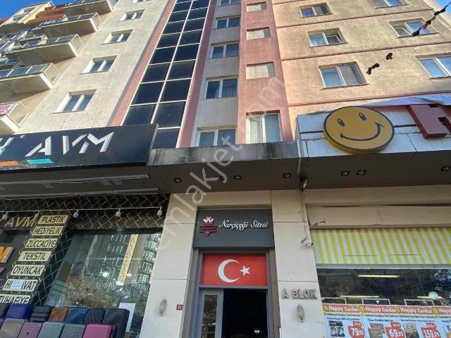 Cumhuriyet Mahallesi Nar Çiçeği Sitesinde Satılık 3+1otoparklı