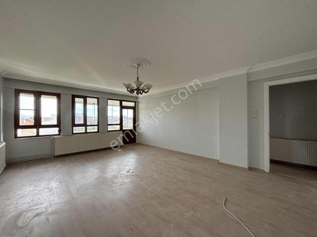 Cumhuriyet Mahallesinde 4+1 Dubleks Doğalgazlı Kiralık Daire
