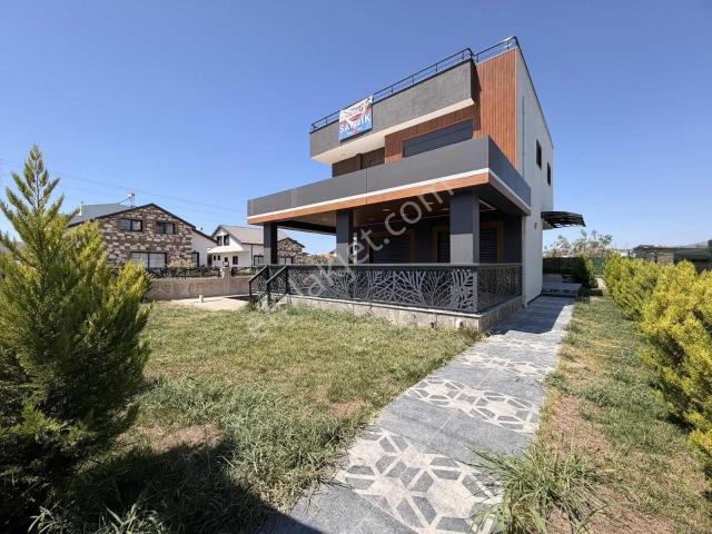 Cumhuriyet Mahallesi'nde Tam Müstakil Havuzlu 4+1 Villa!