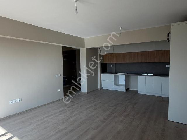 Cumhuriyet Mahallesinde Şehir Ve Deniz Manzaralı 3+1 Daire
