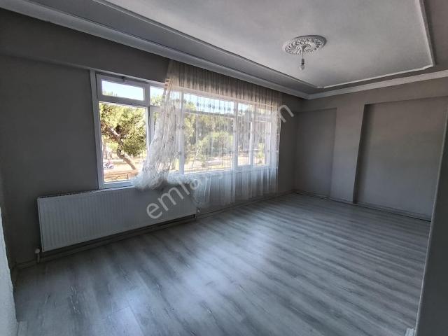 Cumhuriyet Mahallesinde Full Tadilatlı Masrafsız Satılık 2+1 Ara Kat Daire