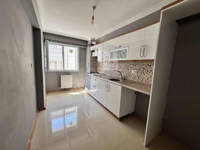 Cumhuriyet Mahallesinde Köşe Parsel 120m2 3+1 Kiralık Daire