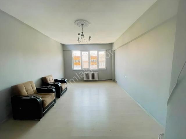 Cumhuriyet Mahallesinde Satılık 2+1 Daire