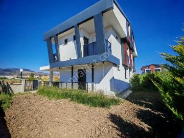 Cumhuriyet Mahallesinde Satılık 4+1 145 M2 Tripleks Villa