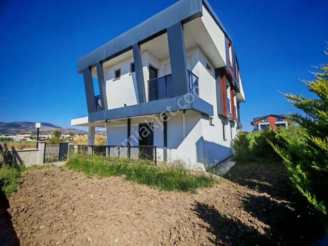 Cumhuriyet Mahallesinde Satılık 4+1 145 M2 Tripleks Villa