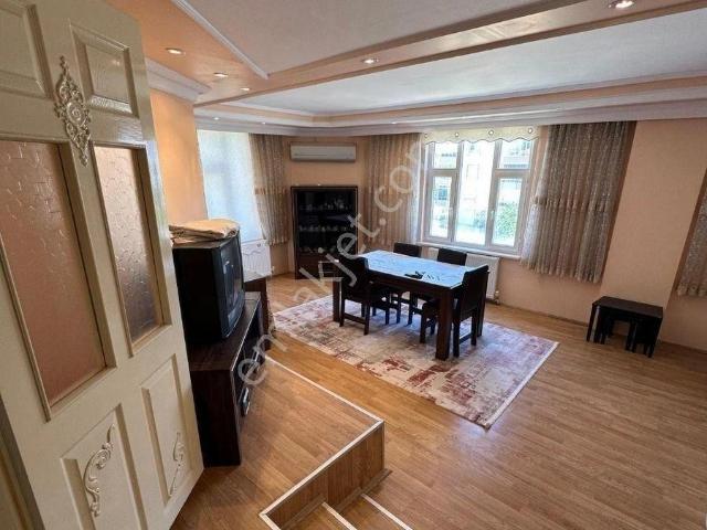 Cumhuriyet Mah'de 3+1 210m2 Satılık Daire