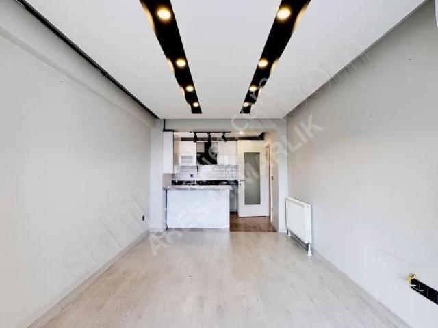 Cumhuriyet Mh Metrobüse 10 Dk Kiralık Balkonlu 1+1 Daire !