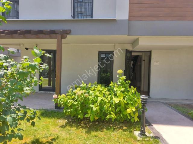 Cumhuriyet Havuzlu Bahçeli Site Eşyasız 1+1 Kiralık Daire