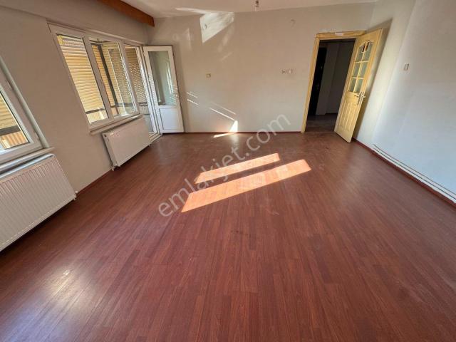 Cumhuriyet'de 3+1 Doğalgazlı Çift Cepheli Kiralık Daire