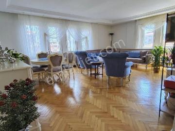 Cumhuriyette Site İçinde Geniş 130 M2 Ferah Önü Açık 4 Kat Daire