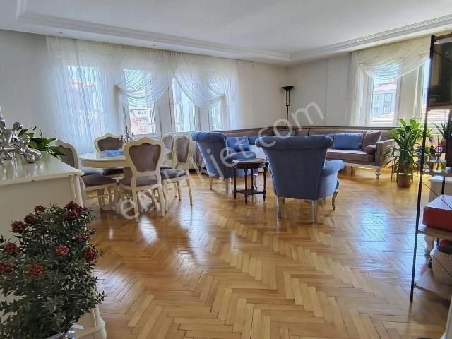 Cumhuriyette Site İçinde Geniş 130 M2 Ferah Önü Açık 4 Kat Daire