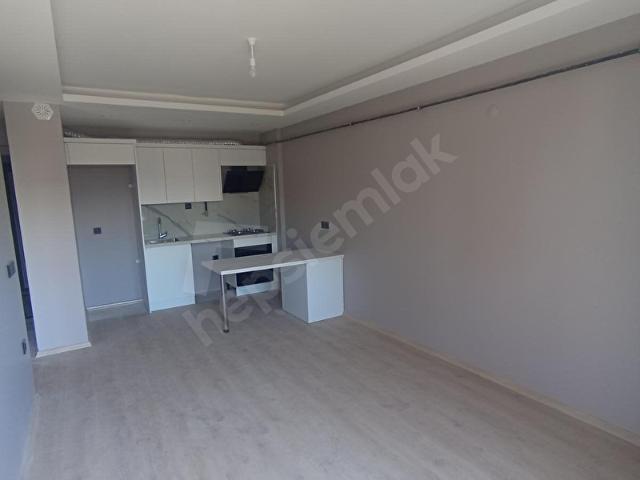 Cumhuriyet'te Suıte 165 Sitesinde Eşyasız Kiralık 1+1 Daireler