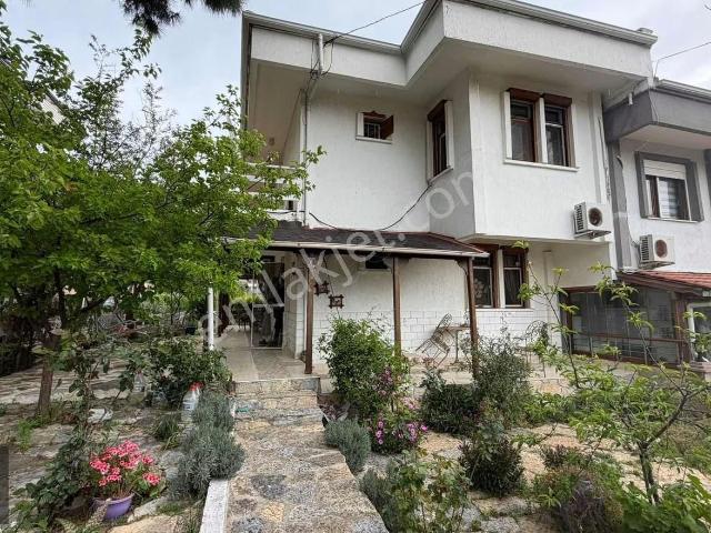 Cunda Yolunda Denize Yakın, Özel Konumda Prestij Villa