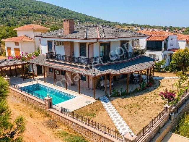 Cunda Adasında Deniz Manzaralı Havuzlu Lüks Eşyalı 4+1 Villa