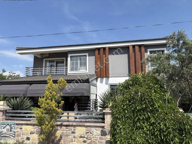 Cunda Adasında Havuzlu 5+2 Villa