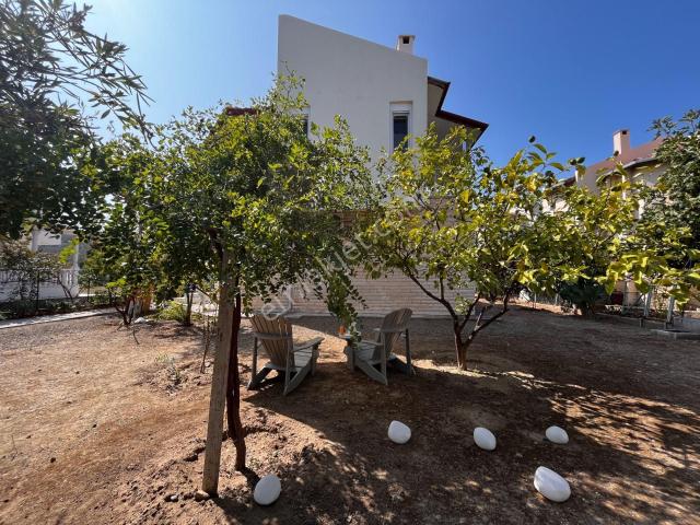 Cunda Da 430m2 Bahçe İçerisinde Müstakil Giriş Ve Garajlı Villa