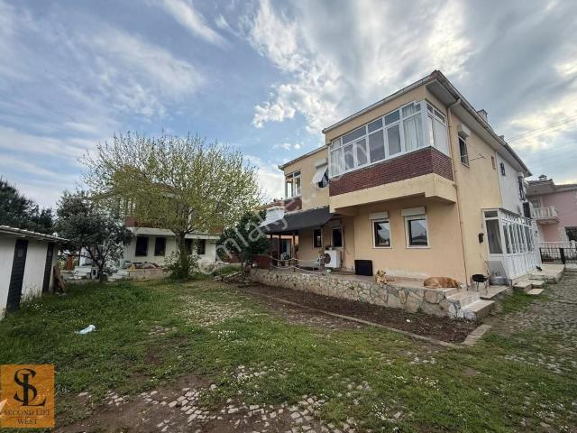 Cunda Merkezde Denize Yakın | Geniş Bahçeli Verandalı 3+1 Villa