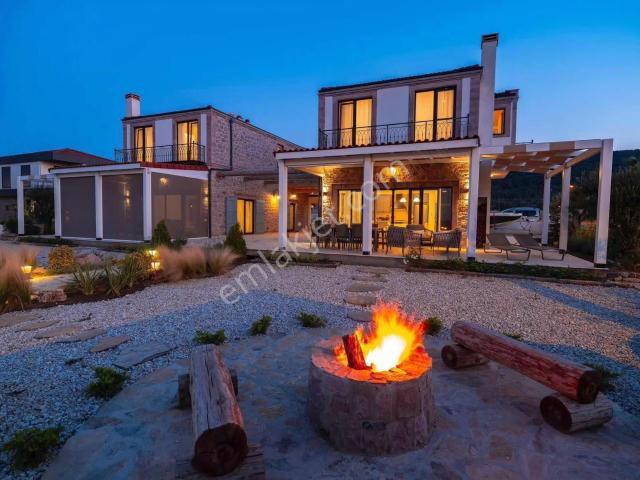Cunda'da Deniz Manzaralı Full Eşyalı Lüks Taş Villa