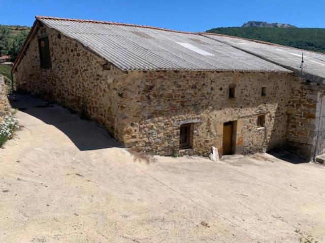 Cuadra con finca y terreno urbano incluido en Camasobres