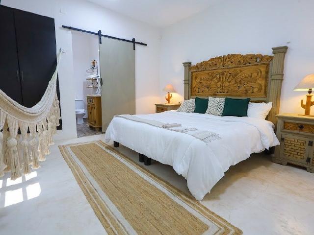 Cuarto de renta con acceso a casa grande y piscina !