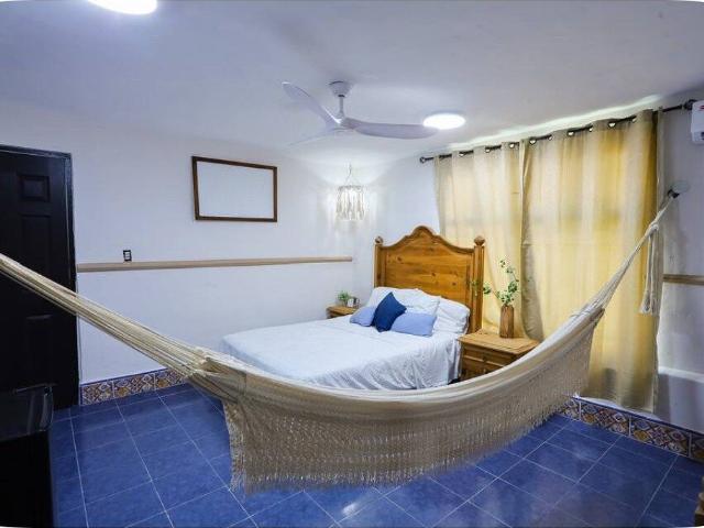 Cuarto de renta con acceso a casa grande y piscina !