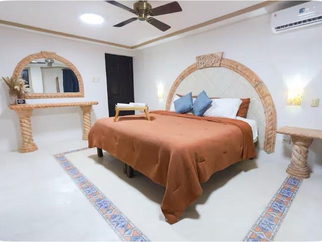 Cuarto de renta con Balcón privado y acceso a casa grande y piscina !