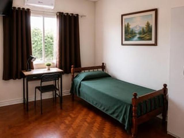 CUARTO EN CASA DE FAMILIA