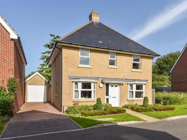 Cuckoo Fields, Fishbourne 4 bed detached house to rent £2,400 pcm £554 pw