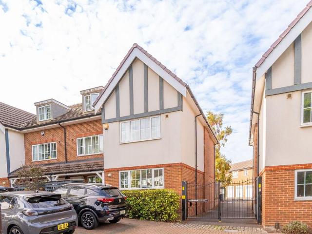 Cuddington Avenue, Worcester Park. 4 bed end of terrace house to rent £3,050 pcm £704 pw