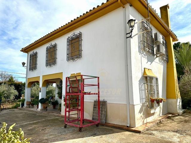 CUEVAS BAJAS Parcela de 3.000m2 con casa en 2 plantas con 80 m/cada una. Piscina y salon campero