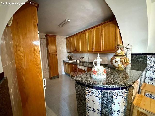 CUEVAS BAJAS Parcela de 3.000m2 con casa en 2 plantas con 80 m/cada una. Piscina y salon campero