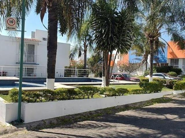 CASA EN VENTA CON SEGURIDAD, ALBERCA, ESPACIO PARA MASCOTAS