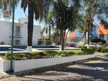 CASA EN VENTA CON SEGURIDAD, ALBERCA, ESPACIO PARA MASCOTAS