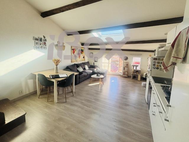 Cuers, centre ville, dans rue peu passante, appartement T3 d'environ 51 m2 au sol en duplex en dernier étage