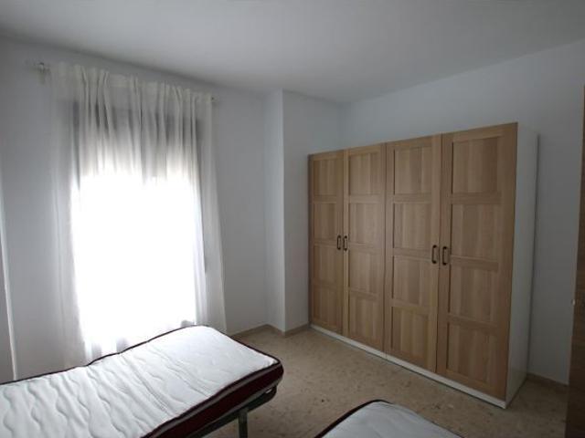 Cuesta de Gomérez zona. Se alquila bonito apartamento para estudiantes