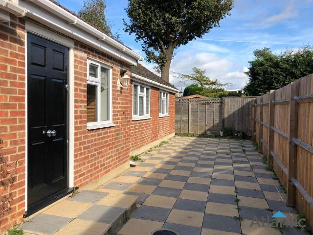 Cuffley Hill, Goffs Oak EN7, 2 bed detached bungalow to rent, £1,650 pcm | PrimeLocation