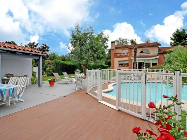 Cugnaux, maison de 315 m² avec jardin, piscine et garage. 315m² Toulouse