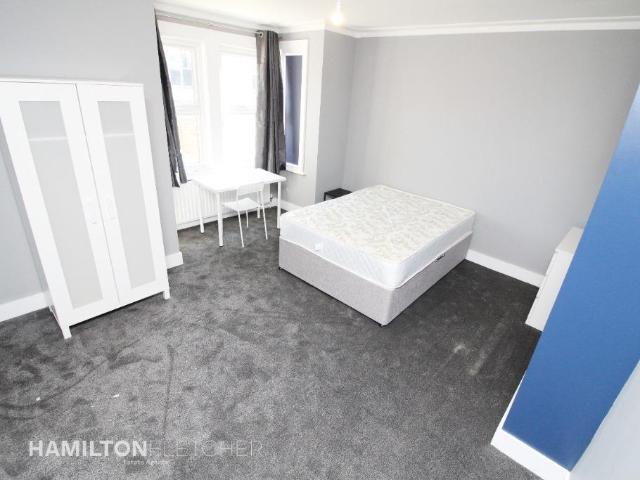 Culver Road, Reading, RG6 5 bed house to rent £3,625 pcm £837 pw