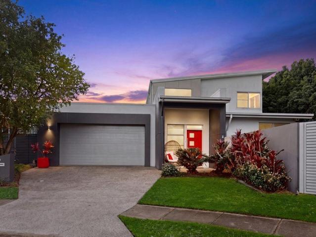 Cul de sac Living with Tranquil water Views & Side Access!