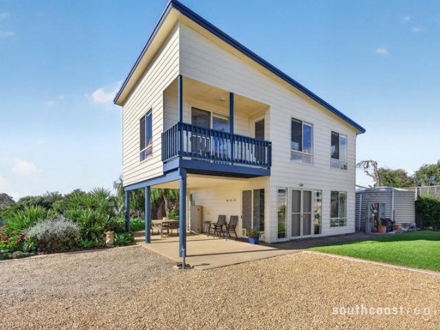 CUL DE SAC LOCATION WITH EXTENSIVE PARKING