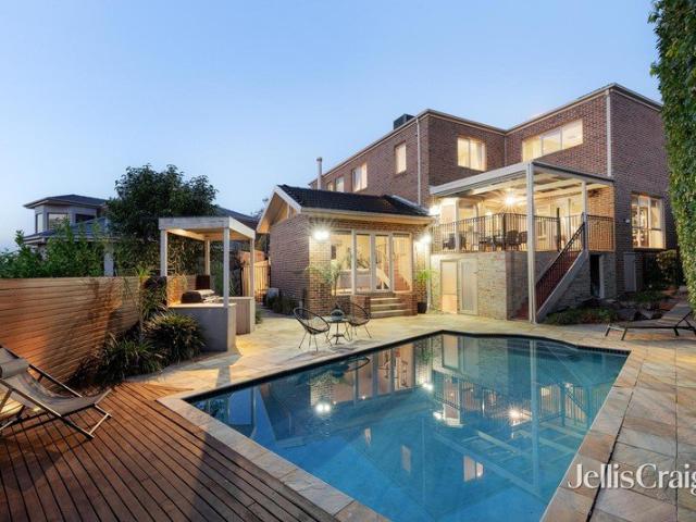 Cul de sac prestige, multi accommodation and all season entertaining