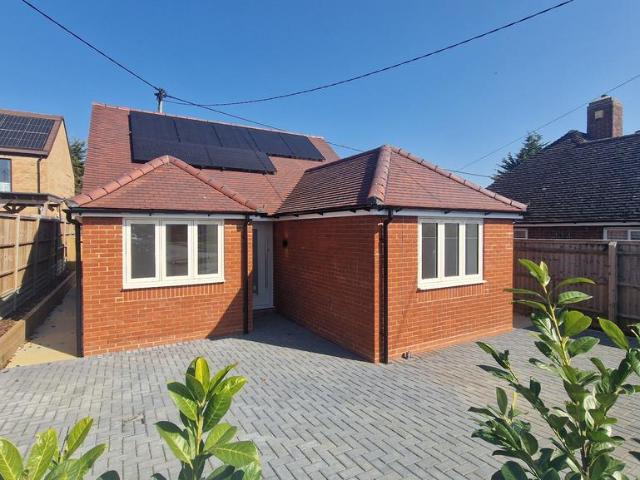 Cullum Road, Wheatley, OX33 1XD 2 bed detached bungalow to rent £1,750 pcm £404 pw