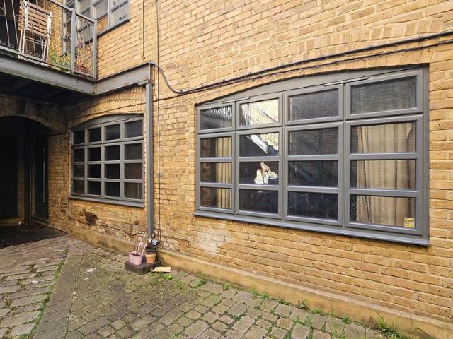 Curtain Road, London, EC2A 1 bed ground floor flat to rent £2,100 pcm £485 pw