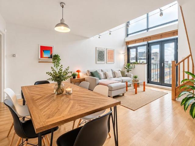 Curtain Road, Shoreditch Triangle, EC2A 2 bed duplex to rent £3,300 pcm £762 pw