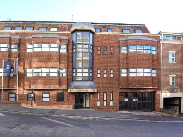 CURTIS HOUSE, High Wycombe, HP13 1 bed flat to rent £1,100 pcm £254 pw