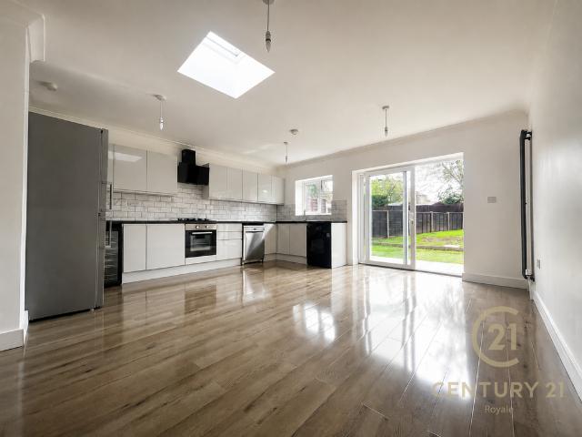 Curtis Road, EPSOM KT19 4 bed semi detached house to rent £2,750 pcm £635 pw